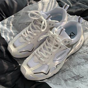 Sneakers in season! Seasonal fashion!